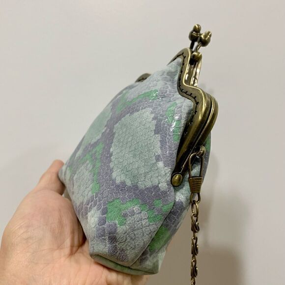 Chic Handsewn Embossed Leather Castle Shaped & Kisslock Coin Purse with Chain - Picture 9 of 15